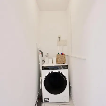 Apartment Lovely Spacious 3 In Center Sleeps 6 *