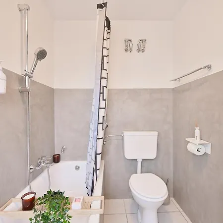 Apartment Lovely Spacious 3 In Center Sleeps 6 *