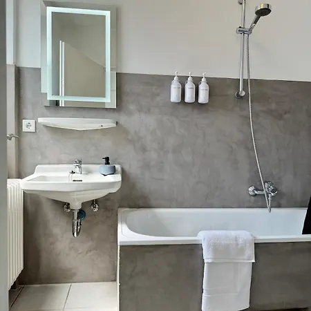 Apartment Lovely Spacious 3 In Center Sleeps 6