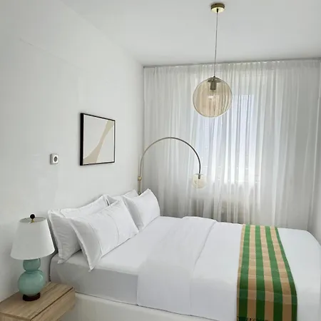 Lovely Spacious 3 In Center Sleeps 6 Apartment